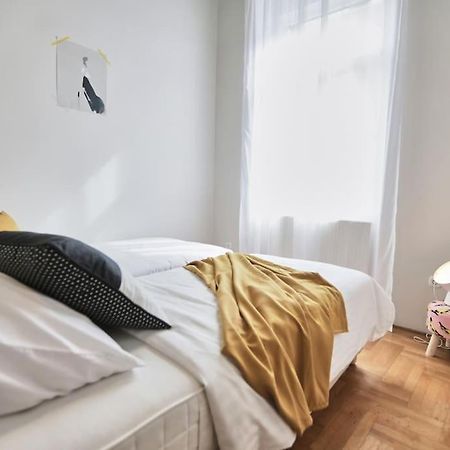 Unwind In Style W Sauna Dsgn 2Br Home Budapest Extérieur photo
