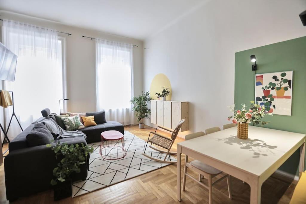 Unwind In Style W Sauna Dsgn 2Br Home Budapest Extérieur photo