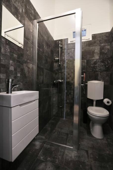 Unwind In Style W Sauna Dsgn 2Br Home Budapest Extérieur photo