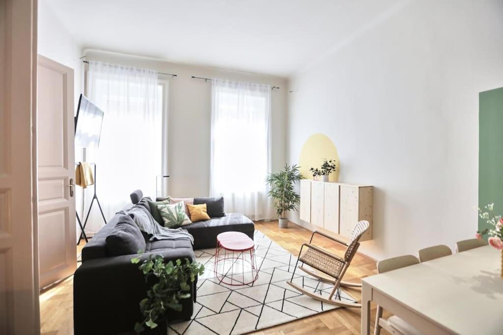 Unwind In Style W Sauna Dsgn 2Br Home Budapest Extérieur photo