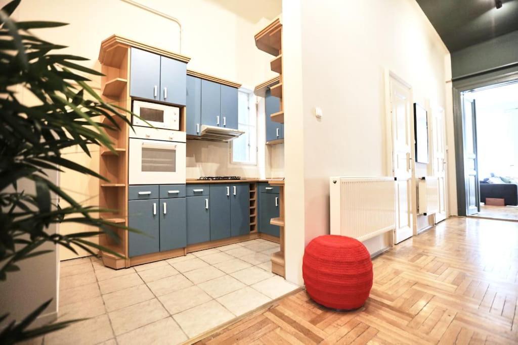 Unwind In Style W Sauna Dsgn 2Br Home Budapest Extérieur photo