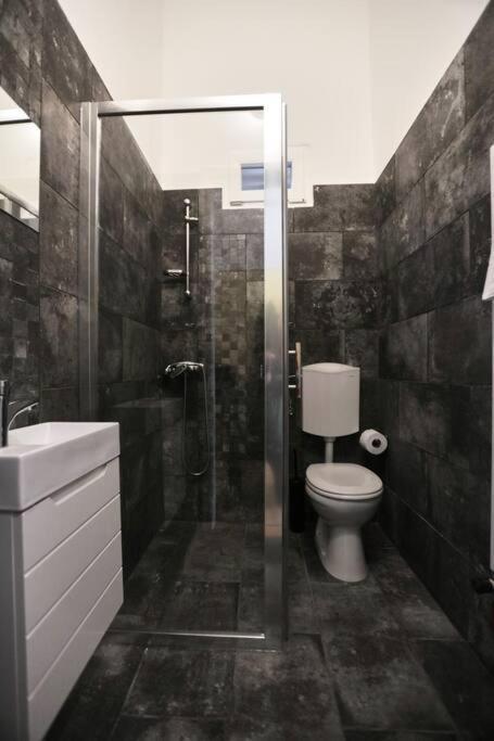 Unwind In Style W Sauna Dsgn 2Br Home Budapest Extérieur photo