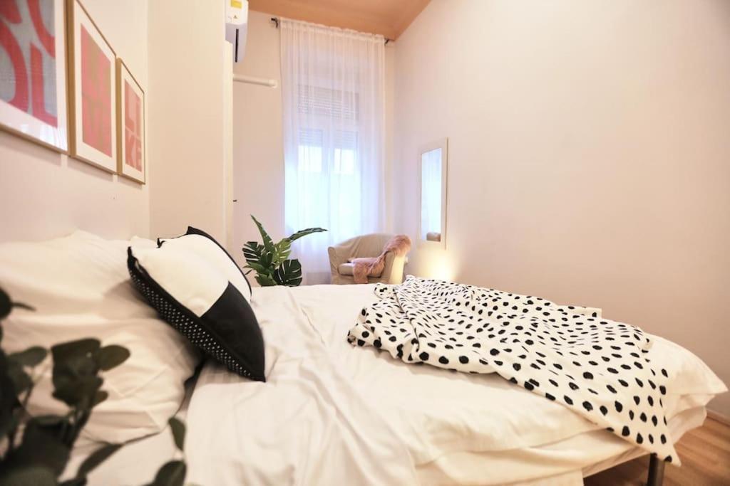Unwind In Style W Sauna Dsgn 2Br Home Budapest Extérieur photo