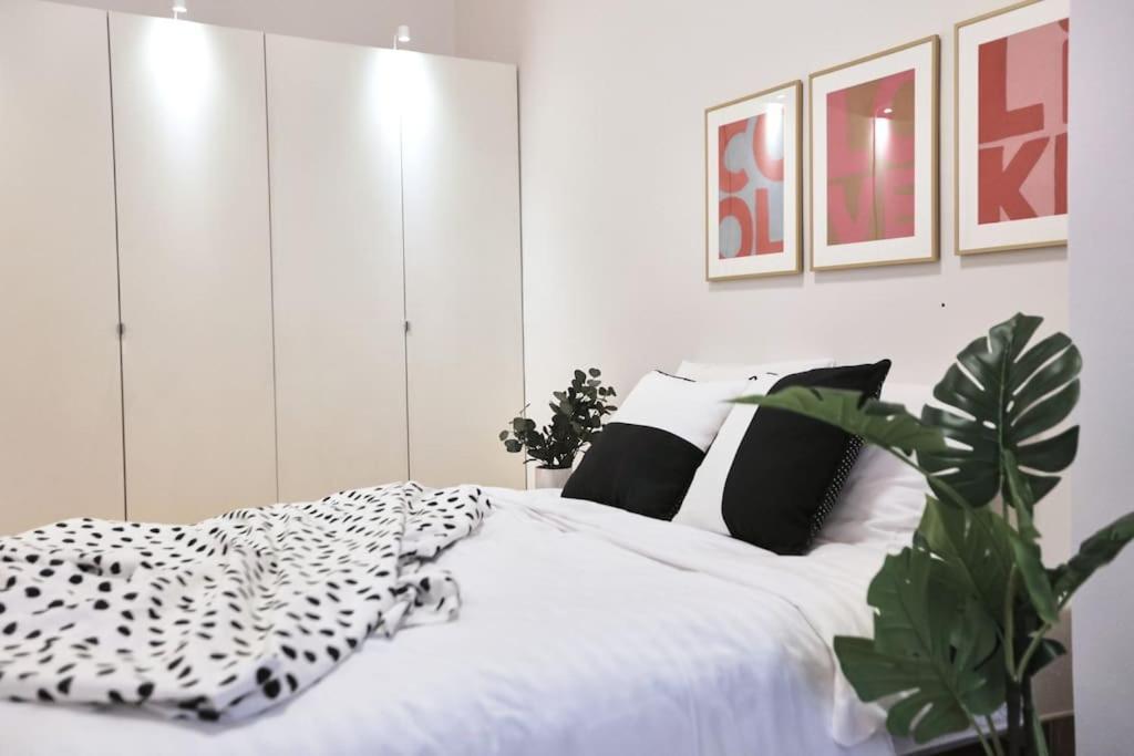 Unwind In Style W Sauna Dsgn 2Br Home Budapest Extérieur photo
