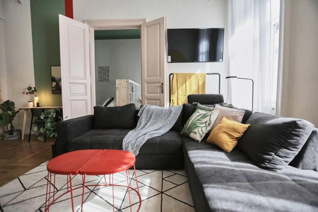 Unwind In Style W Sauna Dsgn 2Br Home Budapest Extérieur photo