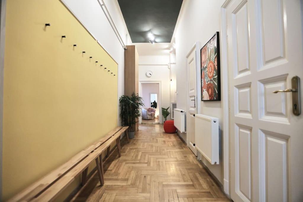 Unwind In Style W Sauna Dsgn 2Br Home Budapest Extérieur photo